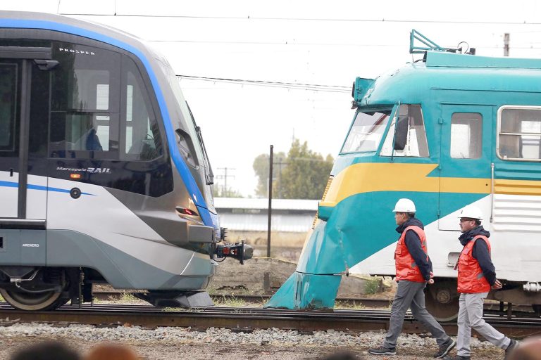 Dan la bienvenida a nuevo tren que cubrirá ruta de emblemático ramal