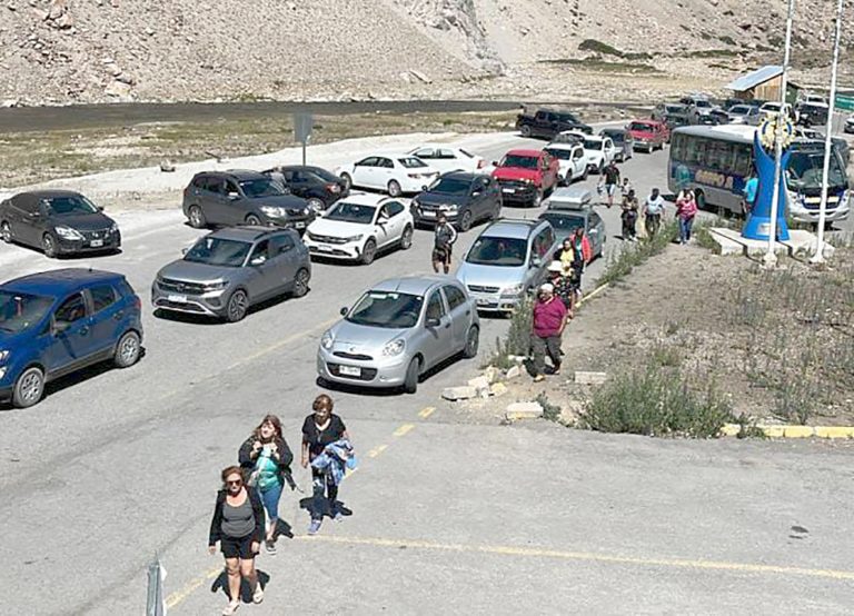 Masivo flujo de turistas en fin de semana Santo por Paso  Pehuenche, pero comercio maulino esperaba cifra mayor