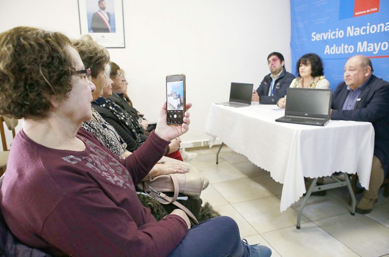 60 adultos mayores de Talca serán alfabetizados  digitalmente en el uso de redes sociales en móviles