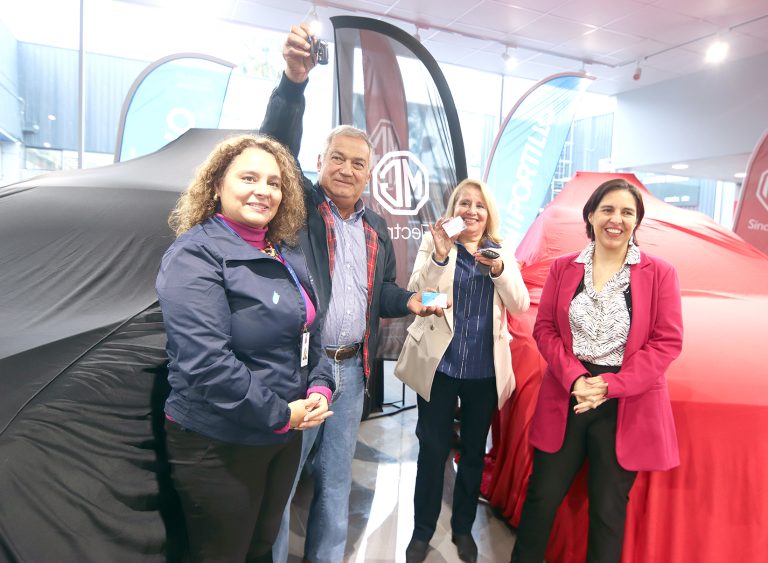 Agencia Sostenibilidad Energética entregó modernos vehículos eléctricos a conductores de taxis colectivos