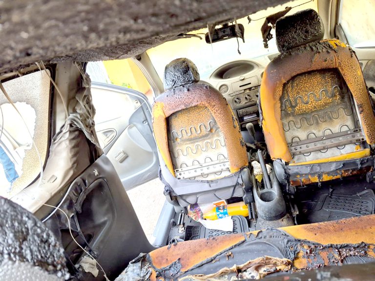 Investigan incendio en auto de periodista