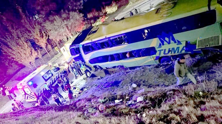 Choque entre auto y bus dejó una persona fallecida