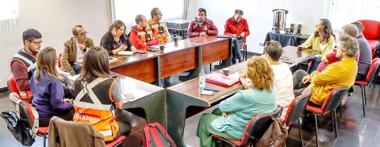 Alcalde de Constitución se reúne con vecinos y Sernageomin por socavones en sector La Poza