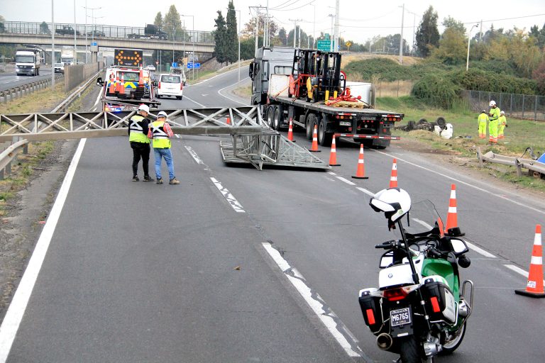 Caída de estructura metálica a calzada de la Ruta 5 Sur generó importante congestión