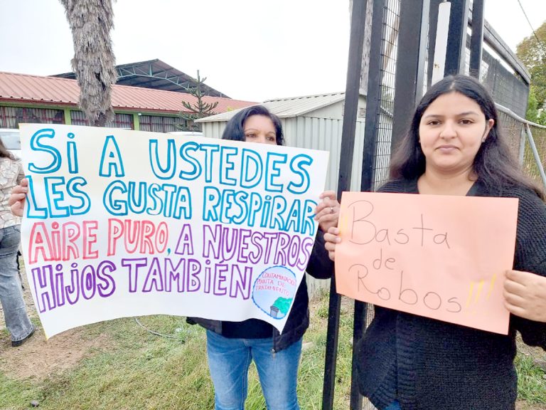 Padres y apoderados de escuela rural de Teno protestan por constantes robos y malos olores
