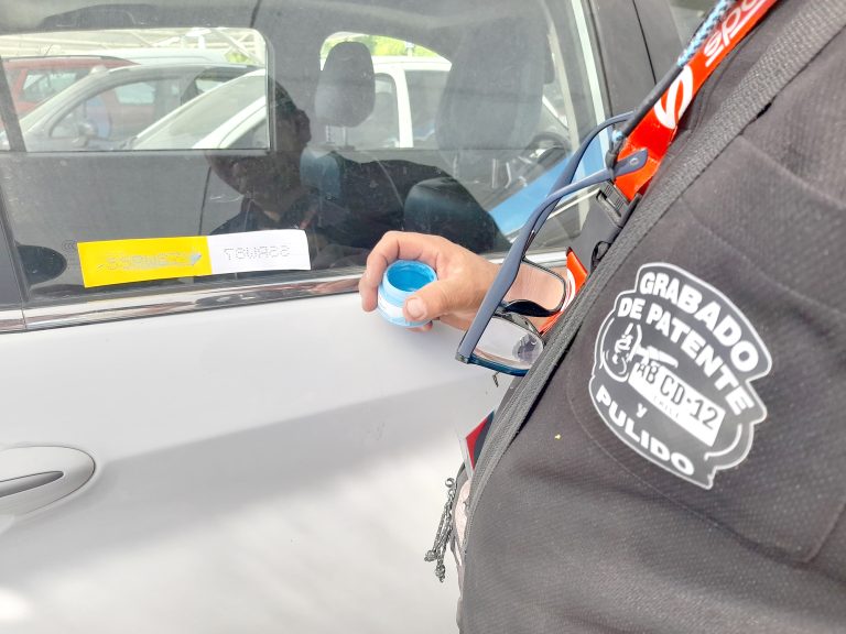 Grabado de patentes en vehículos y motos puede  llegar a costar hasta $25 mil en la Región del Maule