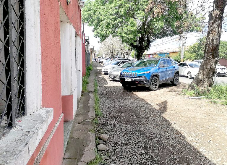 Obras de reposición de las veredas en  calle Rodríguez sigue en su larga espera