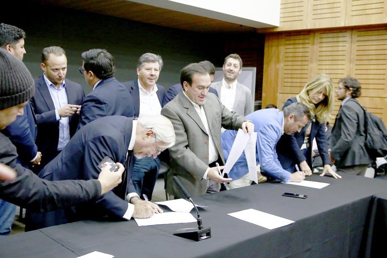 Municipios, parlamentarios y altas autoridades maulinas firmaron compromiso de trabajo para las 30 comunas