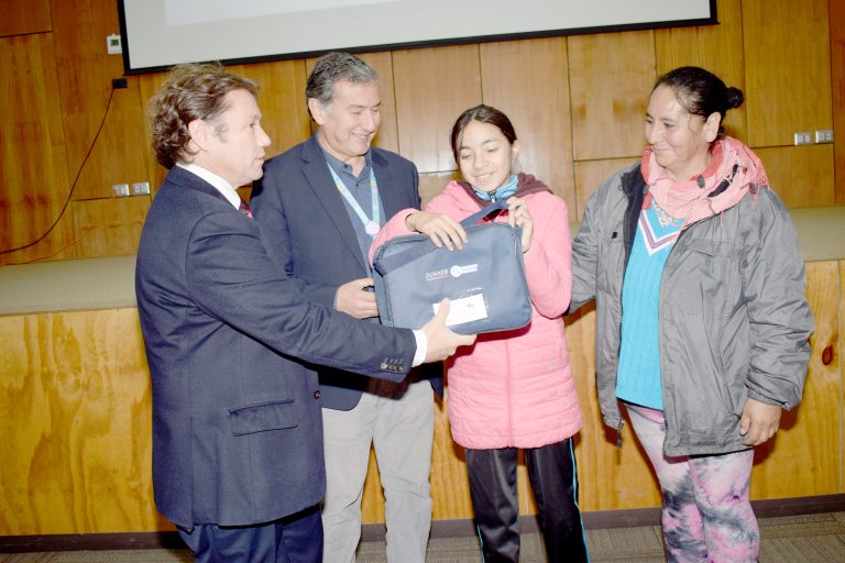 35 estudiantes del Maule recibieron ayuda auditiva