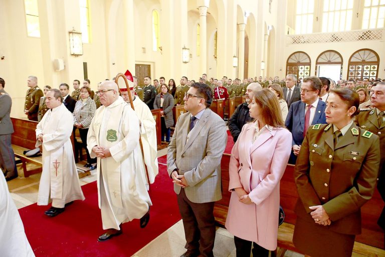 Profundas muestras de recogimiento por muertes de carabineros hubo ayer en misa por el 98° Aniversario