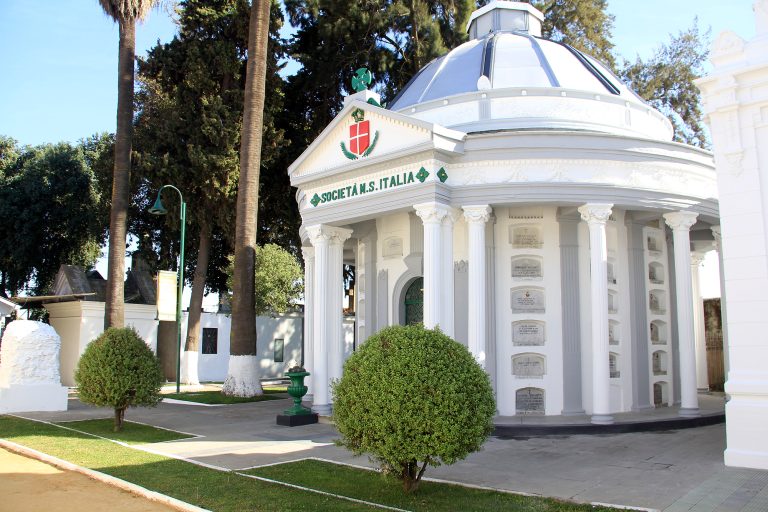 Cementerio Municipal y Colectividades  hermosean mausoleos y entorno del recinto