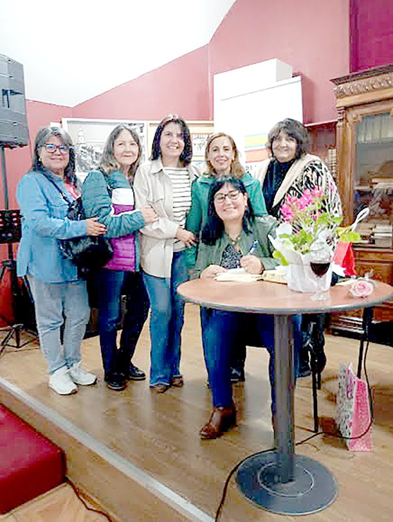 Escritora curicana aborda los vicios de la política en su nuevo libro