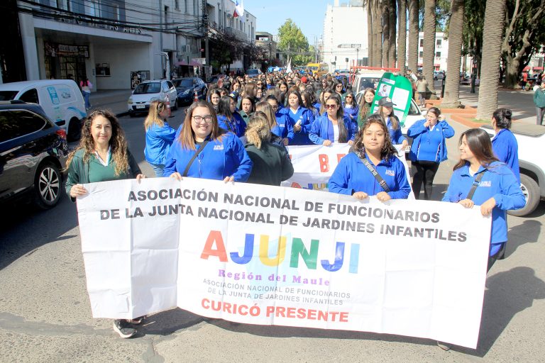 Funcionarias de Junji marcharon por el centro de Curicó exigiendo respuestas a sus demandas