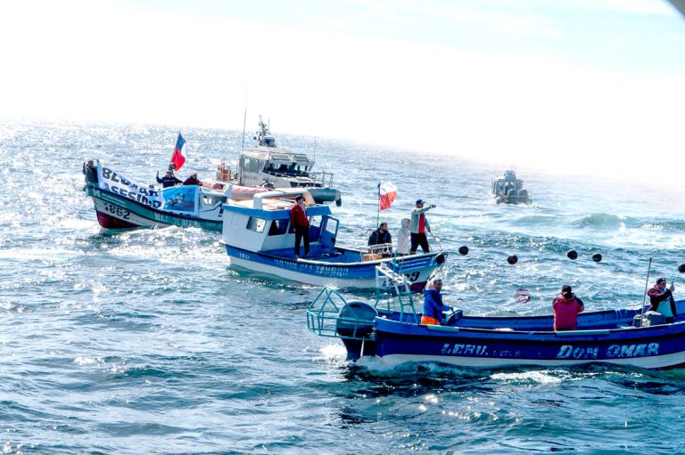 En medio de profundo dolor y en el mar las  familias despidieron a pescadores desaparecidos