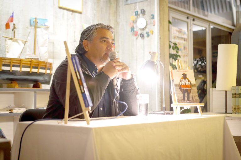 Pedro Cayuqueo desentrañó la historia silenciada de su pueblo en conversatorio