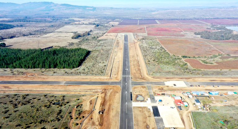 Firma de convenio permitirá iniciar estudio para un aeropuerto en la Región del Maule