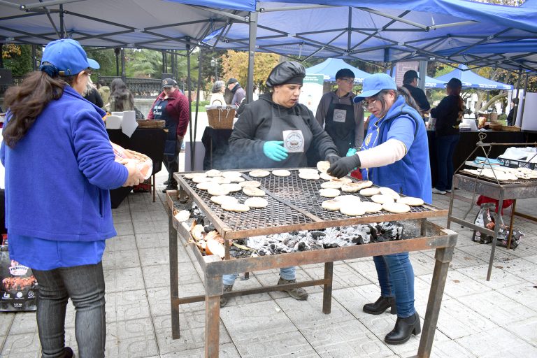 Degustando churrascas en la Plaza de Armas, talquinos festejaron  cumpleaños de la  capital regional