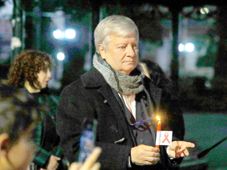 A la luz de las velas se conmemoró a fallecidos por  VIH/SIDA en Curicó