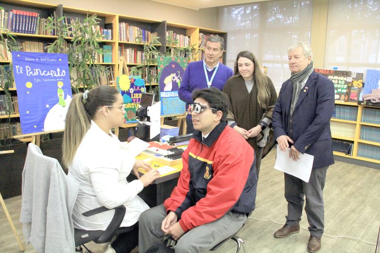 Más de mil escolares reciben atención  oftalmológica en provincia de Curicó