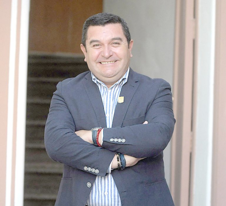 Actual alcalde de Pelarco en la lista de  viajeros al extranjero con licencia médica