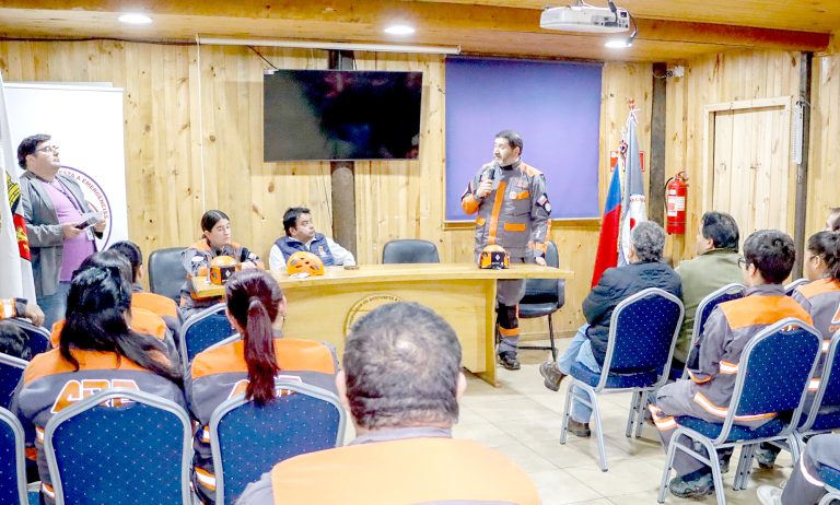 Alcalde y concejales apoyan a la Agrupación de  Respuesta a Emergencias con donación de cascos