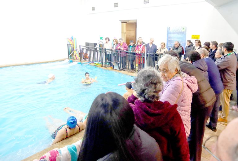 Usuarios felices con la reapertura de piscina temperada en Curicó