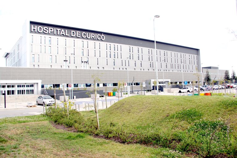 Empresa que construyó el nuevo Hospital de Curicó anunció millonaria demanda al Fisco