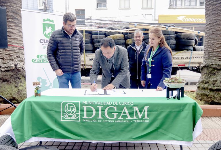 Convenio entre el Municipio curicano y Neuvol permitirá retiro de neumáticos de la vía pública