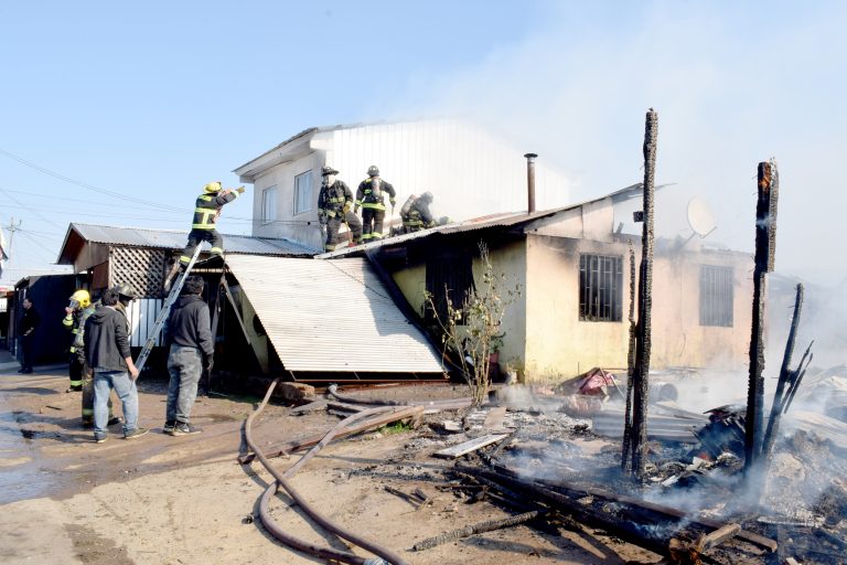 Tres viviendas destruidas y 20 personas damnificadas deja voraz incendio en Talca