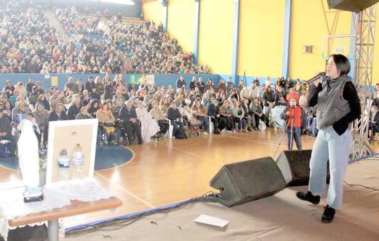 Curicanos esperaron horas para ver a la “Sanadora de Rosario”