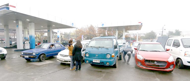 Largas esperas para grabar patentes en horas previas al plazo: Han atendido  más de 100 vehículos diarios por local