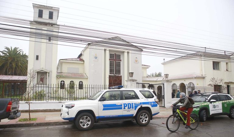 Con dos puñaladas a sacerdote perpetran robo en concurrida parroquia maulina