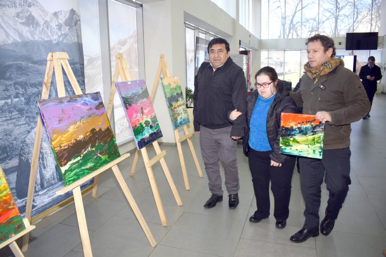Pintora de Constitución con síndrome de Down expone obras abstractas con espátula en Gobierno Regional