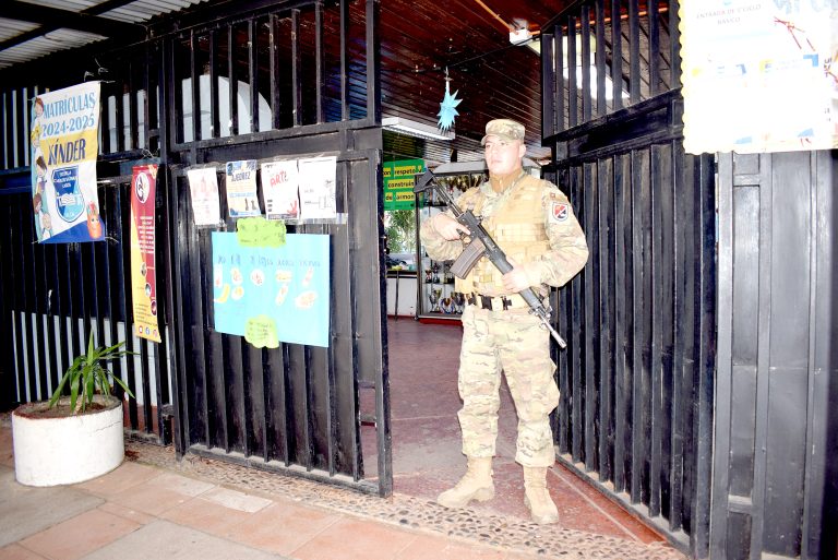 Militares asumieron resguardo de establecimientos  educacionales que son locales de votación