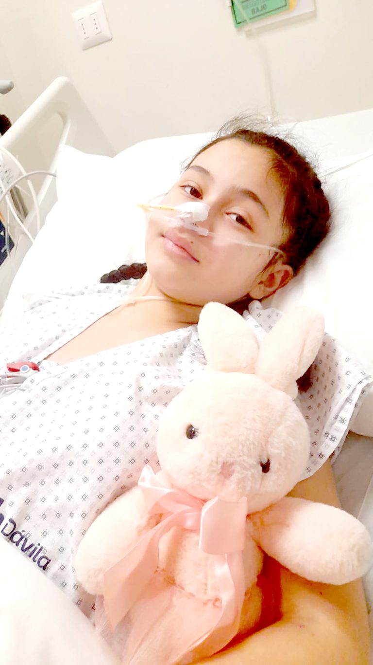 Madre pide ayuda médica para hija adolescente que padece de dolorosa y extraña enfermedad