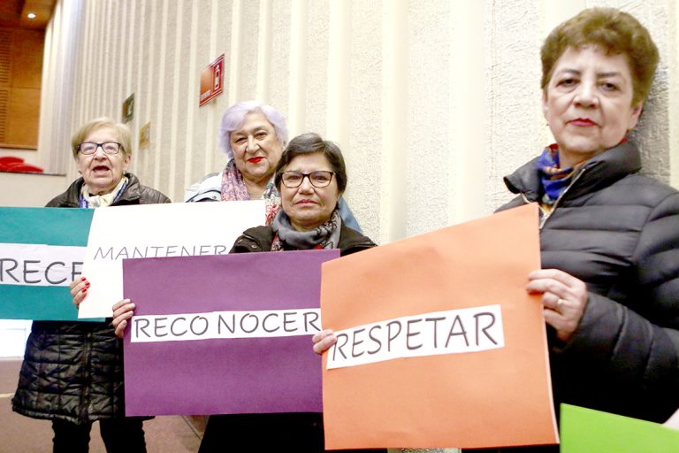 Ante un centenar de adultos mayores se entregó el “Sello por el Buen Trato” a instituciones de la región