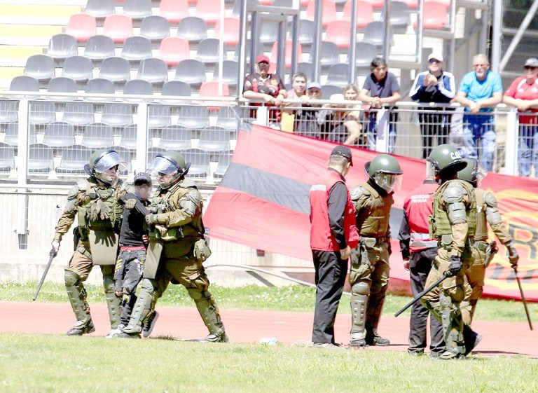 Formalizan a hinchas de Rangers por lanzamiento de bengalas en el partido ante Deportes Recoleta
