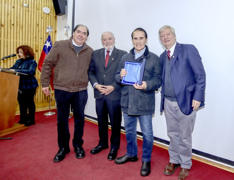Municipalidad de Curicó reconoció a representantes del Comercio en su día