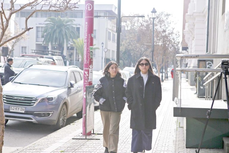 Ministro del Interior Álvaro Elizalde se  reunió con hijas de concejala desaparecida