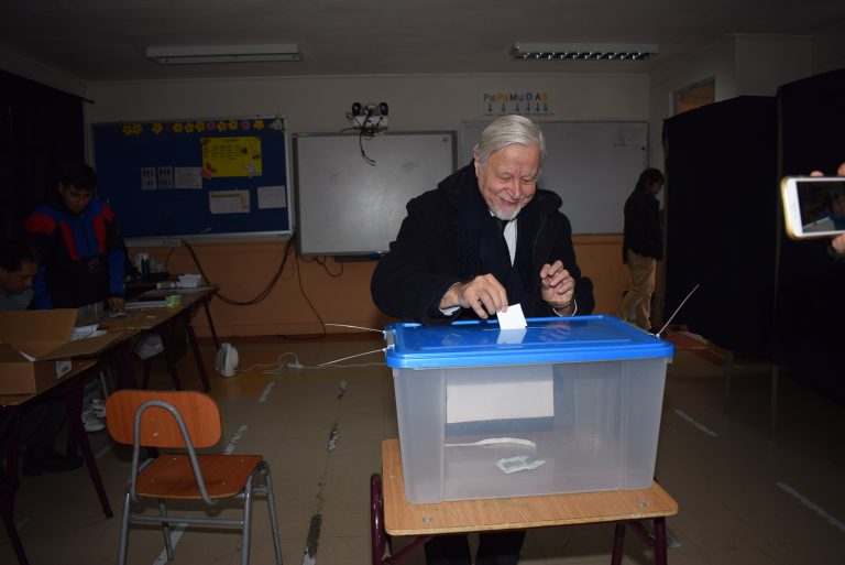 Elizalde y parlamentarios  oficialistas criticaron ausencia de derecha en Primarias, pero no reconocieron baja votación de ayer