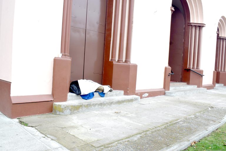 Mientras se disputan políticamente la Seremi de Desarrollo Social personas en situación de calle sufren por las bajas  temperaturas e intensas lluvias en el Maule