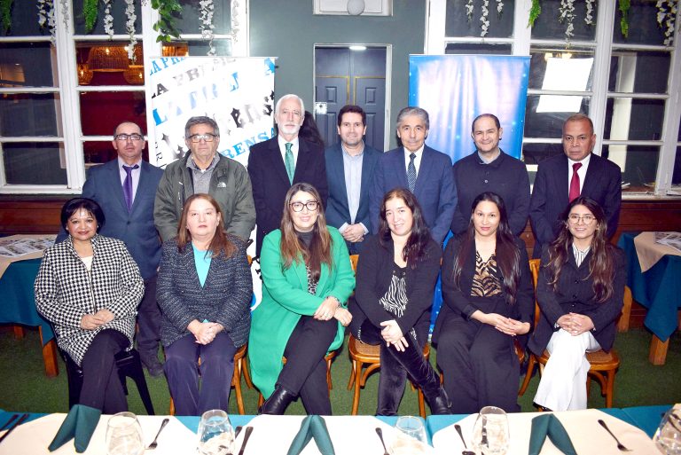 Arriba de izquierda a derecha: Rodrigo Mancilla Acevedo, asistente administrativo; Eduardo Corvalán Muñoz, reportero gráfico; Víctor Massa Barros, director; Carlos Alarcón Duarte, reportero gráfico; Fernando Cordero Acuña, gerente regional; Juan Ignacio Ortiz, editor regional, y Héctor Orellana Abaca, reportero; Abajo de izquierda a derecha: Marlenne Reyes Cáceres, agente comercial provincias de Linares y Cauquenes; María Antonieta García, administrativa; Andrea Méndez Gómez, administrativa; María Francisca García, periodista; Catherine Maturana, diseñadora, y Paulina Villar, coordinadora.