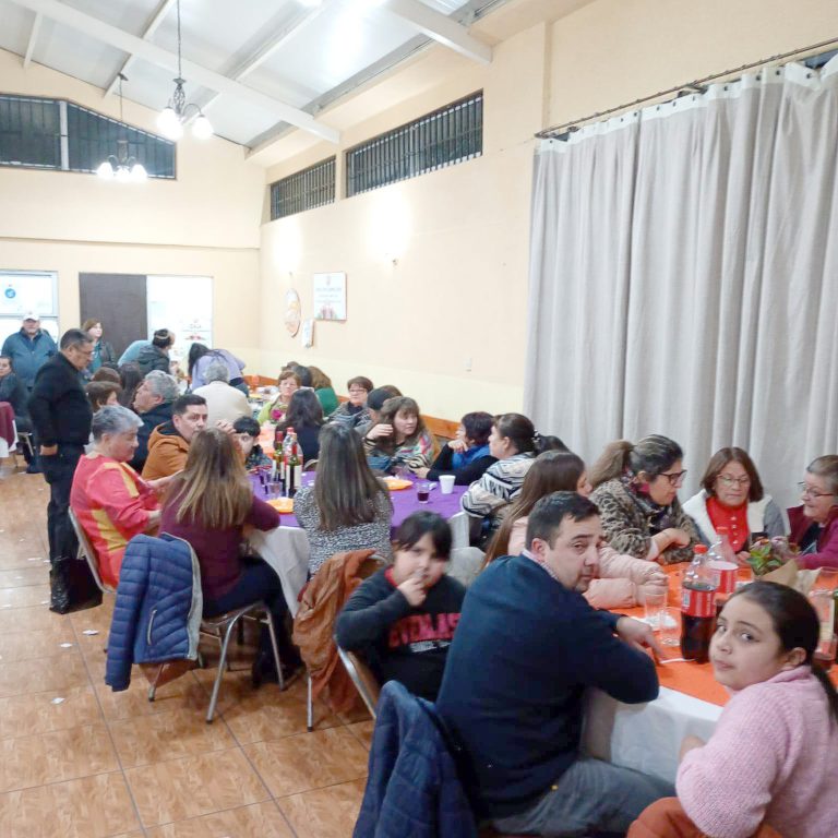 Concurrida cena solidaria realizó Agrupación “Estamos Contigo” en Curicó