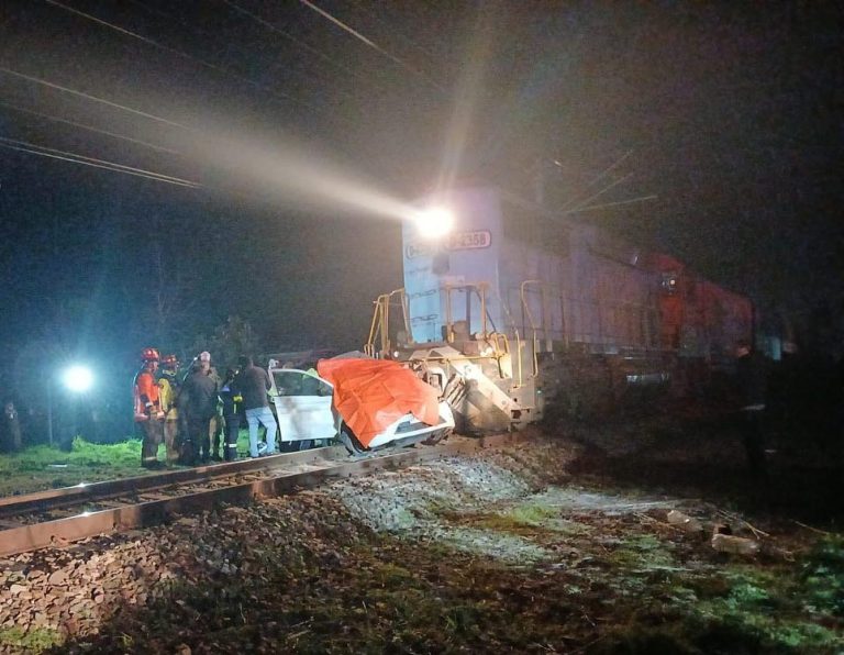 Tres víctimas fatales en choque entre tren de carga y un automóvil