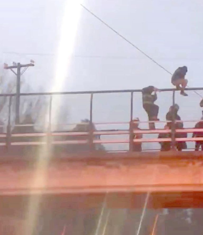 Sujeto que amenazaba con lanzarse al vacío provocó caos vial en acceso a talca y  Alta congestión  En ruta 5 sur