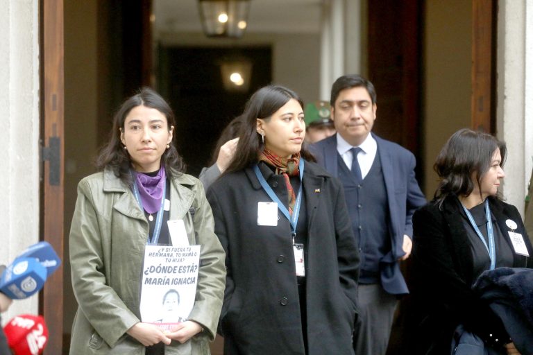 Hijas de concejala desaparecida fueron a La Moneda  a pedir ayuda al Presidente y lograron reunirse con  subsecretario del Interior y ministra de la Mujer