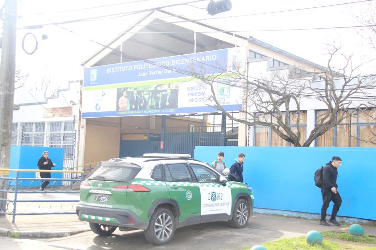 Estudiante amenazó a compañera con arma a fogueo: fue detenido por carabineros