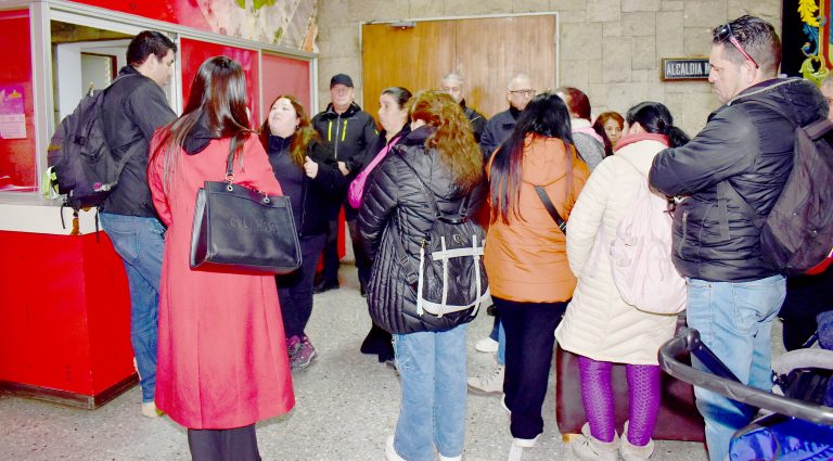 Ambulantes de Talca protestaron en el Municipio para continuar trabajando en  lugares aledaños a reconocidas tiendas del retail