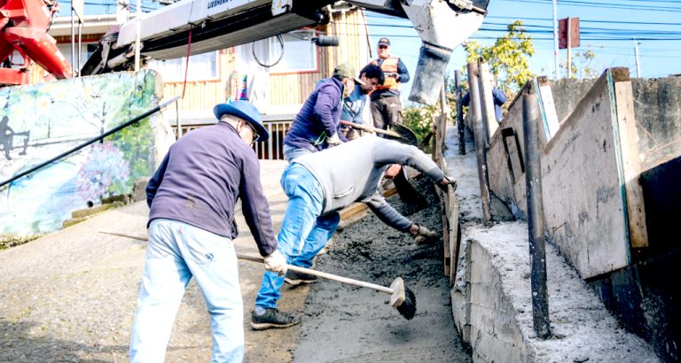 Construcción de muro en la Población Hermanos Carrera busca contener peligroso socavón