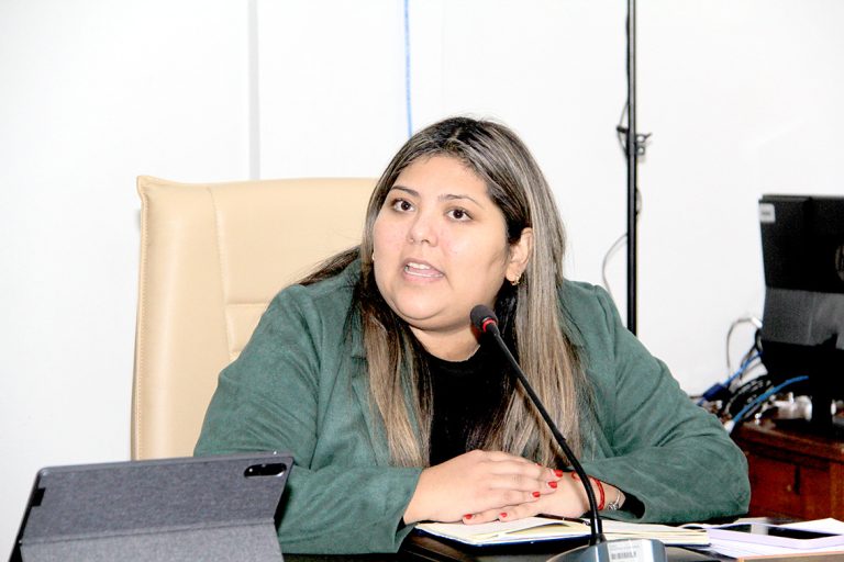 Concejala enviará a la Contraloría antecedentes por horas extras de funcionarias municipales